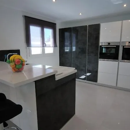 Playa Del Carmen - A Beautiful 4 Bedroom - In The Heart Of Puerto Del Carmen Vila Puerto del Carmen (Lanzarote)