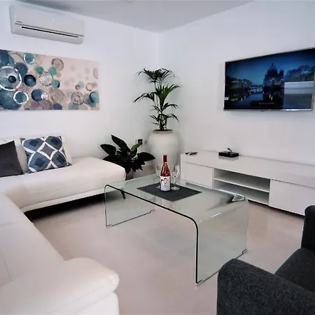 Playa Del Carmen - A Beautiful 4 Bedroom - In The Heart Of Puerto Del Carmen Villa Puerto del Carmen (Lanzarote)